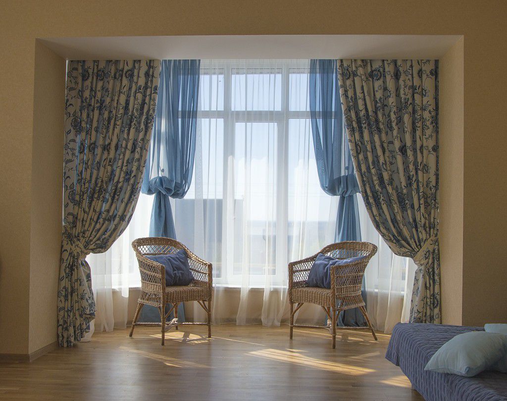 Как оформить эркерное окно в гостиной шторами фото