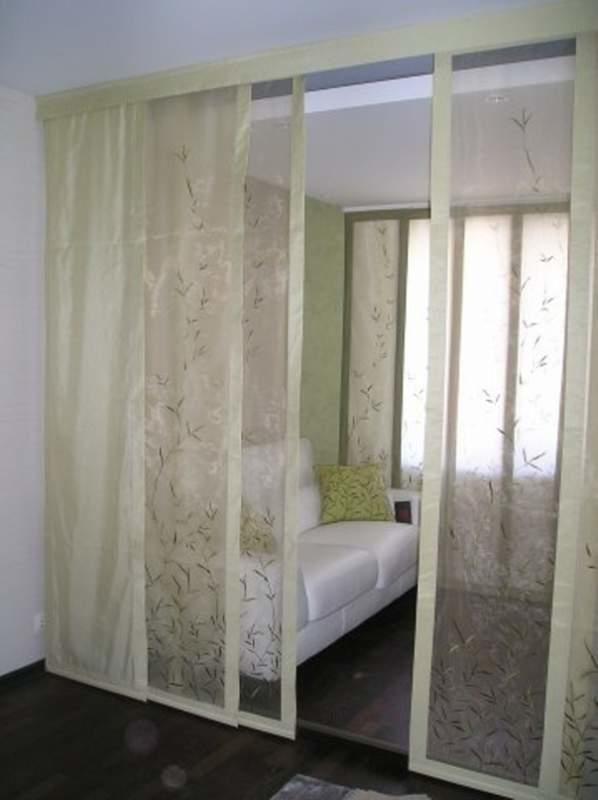 Японские шторы в качестве перегородки для разделения комнаты